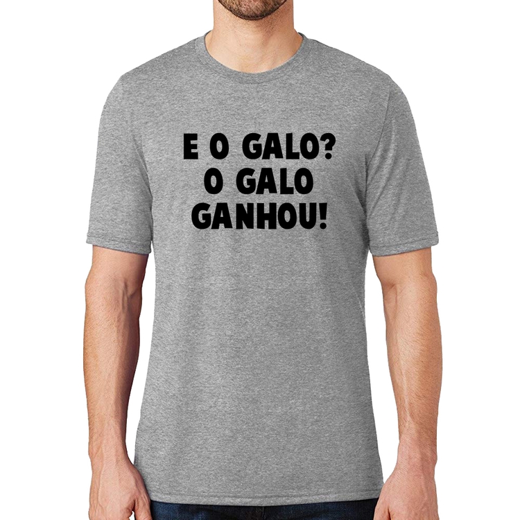 Camiseta E o galo? O galo ganhou! - Cinza