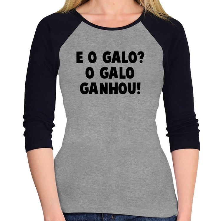Baby Look Raglan E o galo? O galo ganhou! Manga 3/4 - Cinza/Preto