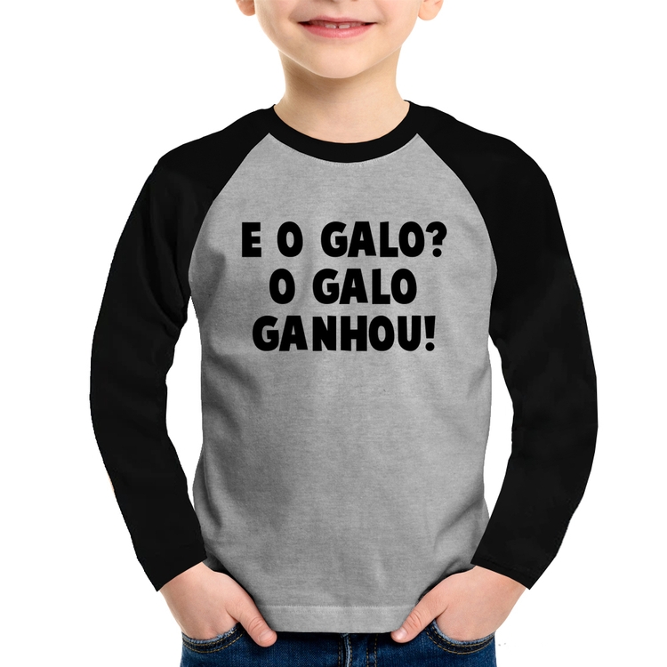 Camiseta Raglan Infantil E o galo? O galo ganhou! Manga Longa - Cinza/Preto