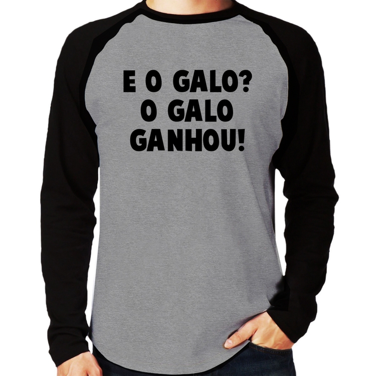 Camiseta Raglan E o galo? O galo ganhou! Manga Longa - Cinza/Preto