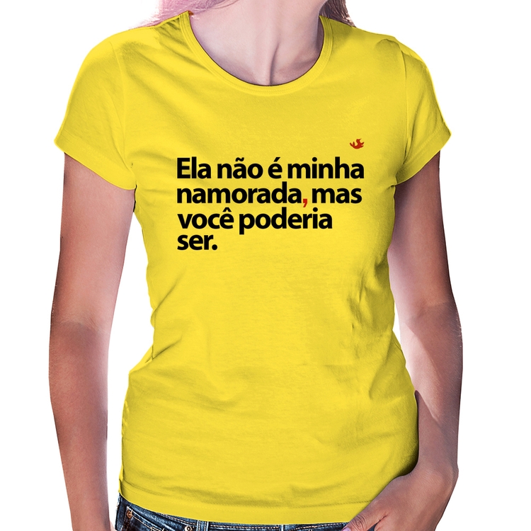 Baby Look Ela não é minha namorada, mas você poderia ser - Amarela