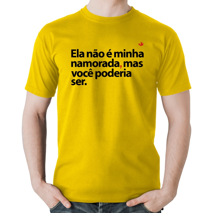 Camiseta Algodão Ela não é minha namorada, mas você poderia ser - Amarela