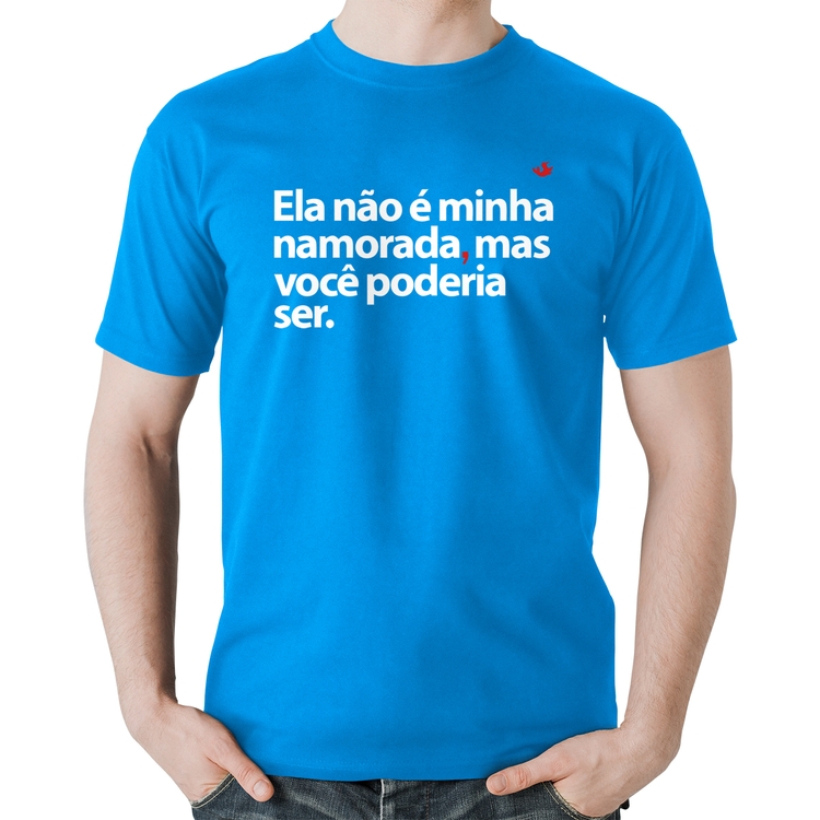 Camiseta Algodão Ela não é minha namorada, mas você poderia ser - Azul