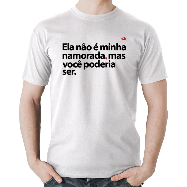 Camiseta Algodão Ela não é minha namorada, mas você poderia ser - Branca
