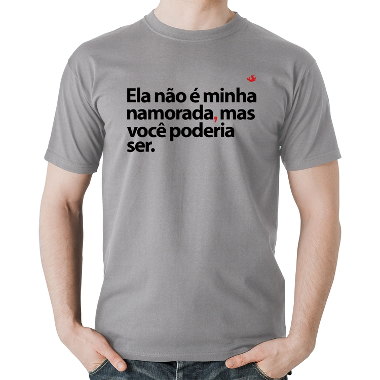 Camiseta Algodão Ela não é minha namorada, mas você poderia ser - Cinza