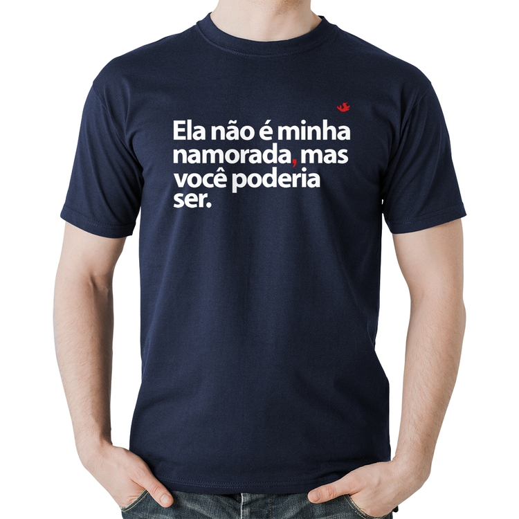Camiseta Algodão Ela não é minha namorada, mas você poderia ser - Marinho
