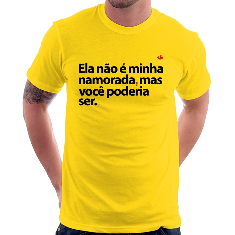 Camiseta Ela não é minha namorada, mas você poderia ser - Amarela