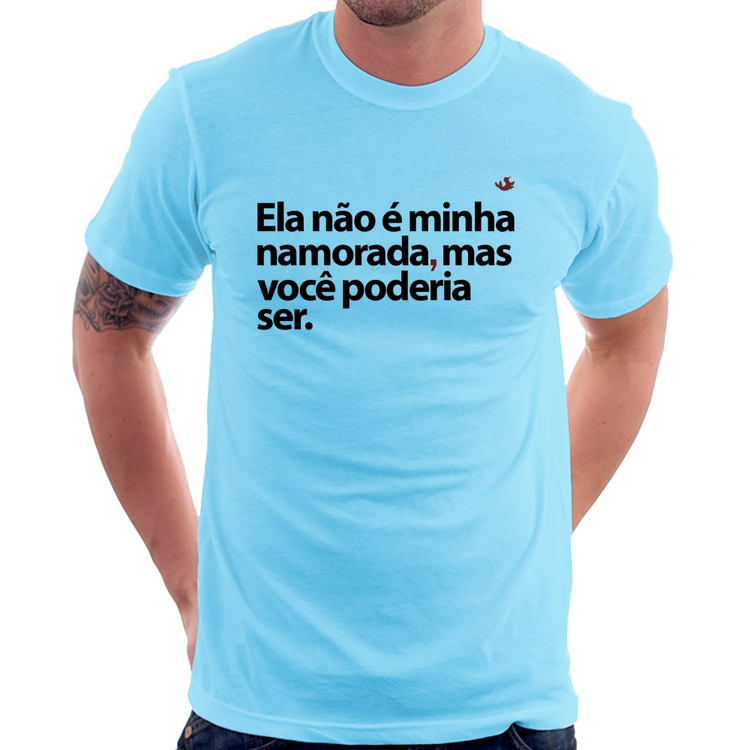 Camiseta Ela não é minha namorada, mas você poderia ser - Azul Bebê