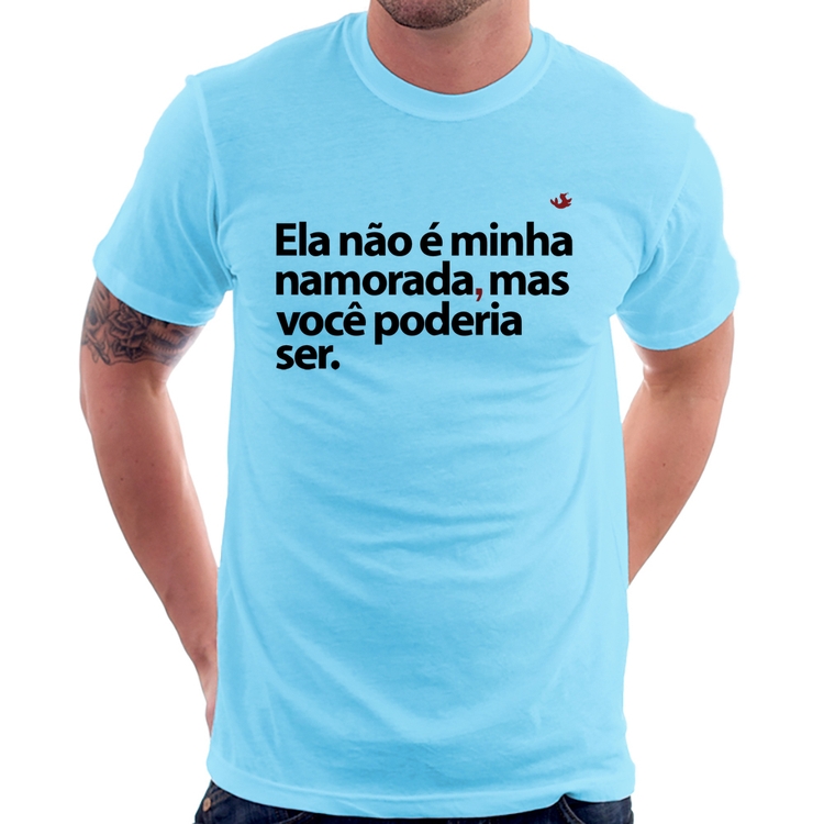 Camiseta Ela não é minha namorada, mas você poderia ser - Azul Bebê