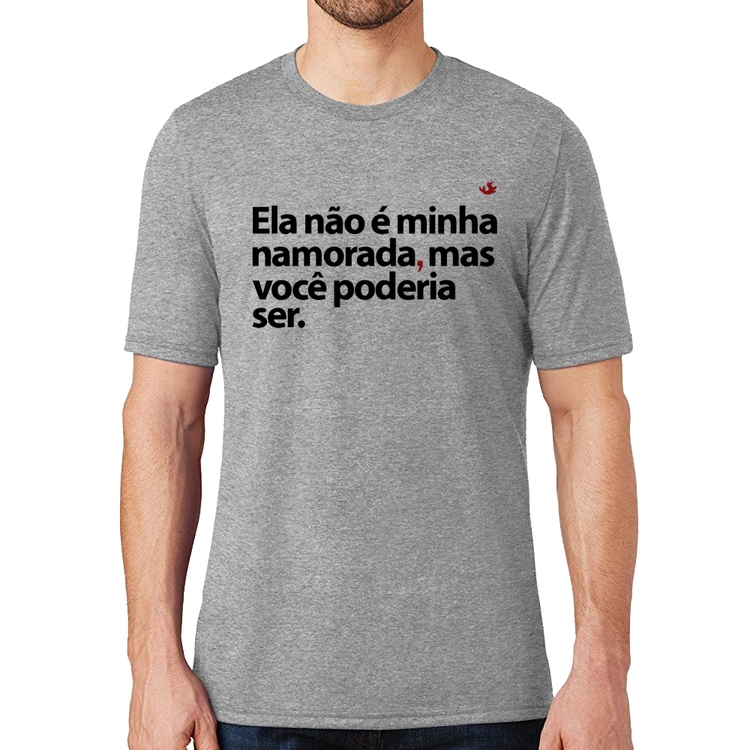 Camiseta Ela não é minha namorada, mas você poderia ser - Cinza