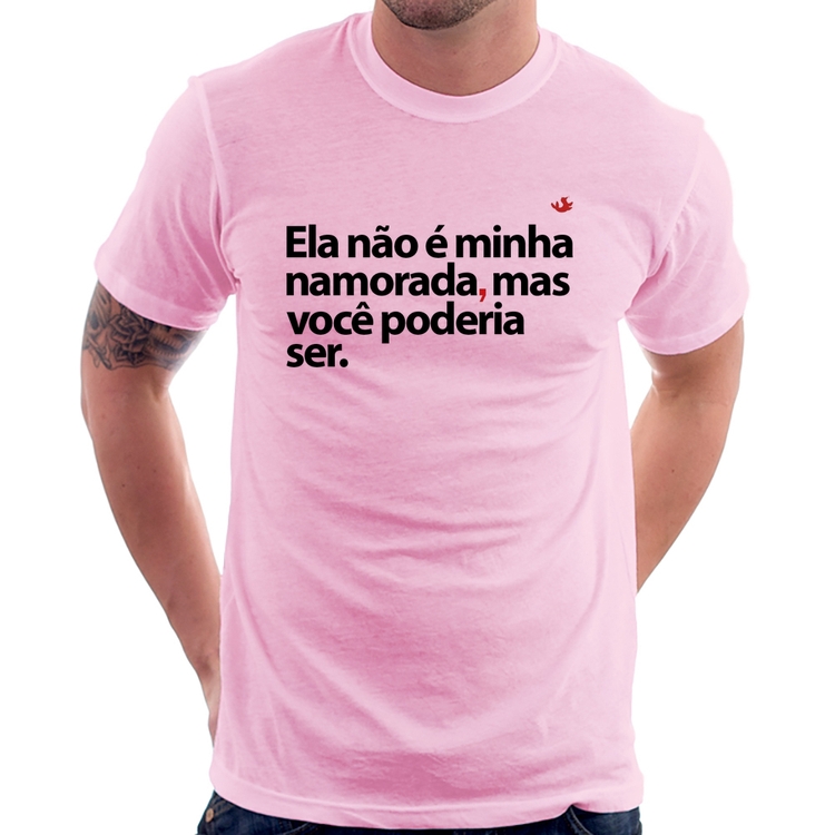 Camiseta Ela não é minha namorada, mas você poderia ser - Rosa Bebê