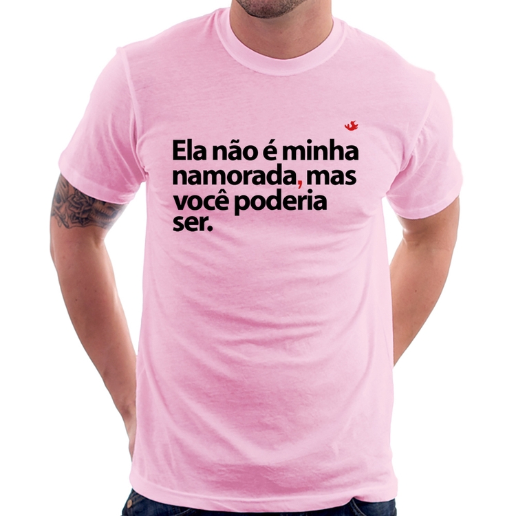 Camiseta Ela não é minha namorada, mas você poderia ser - Rosa Bebê