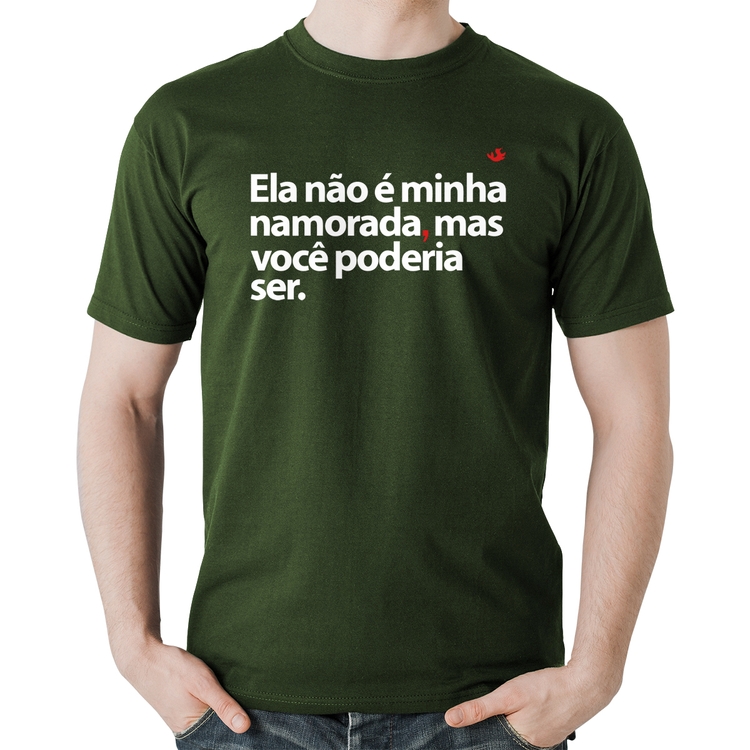 Camiseta Algodão Ela não é minha namorada, mas você poderia ser - Musgo