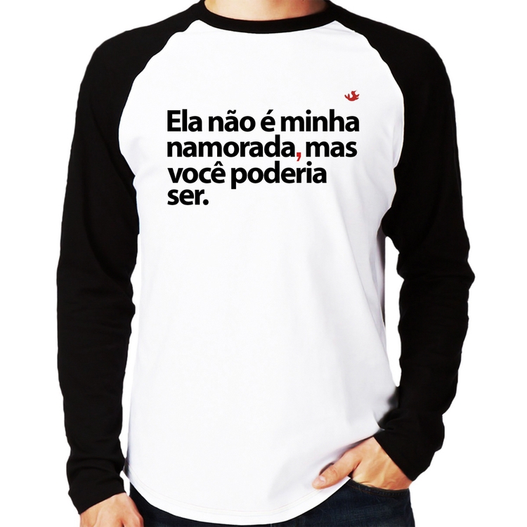 Camiseta Raglan Ela não é minha namorada, mas você poderia ser Manga Longa