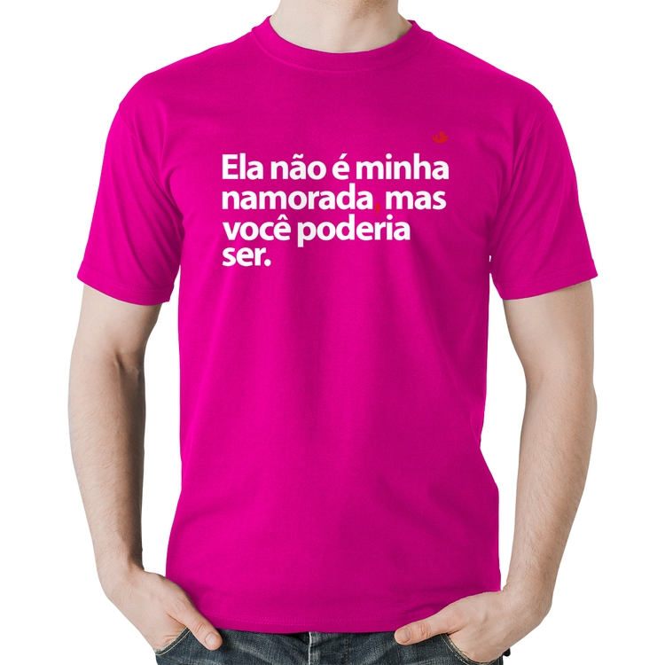 Camiseta Algodão Ela não é minha namorada, mas você poderia ser - Rosa