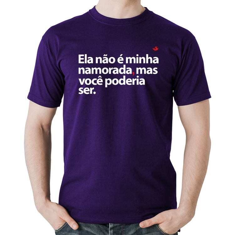 Camiseta Algodão Ela não é minha namorada, mas você poderia ser - Roxa
