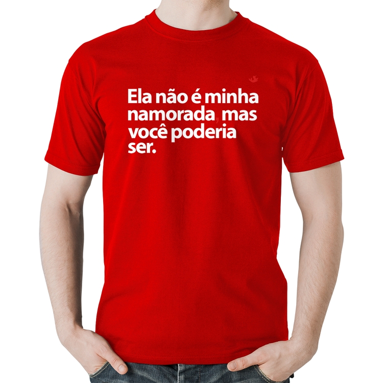Camiseta Algodão Ela não é minha namorada, mas você poderia ser - Vermelha