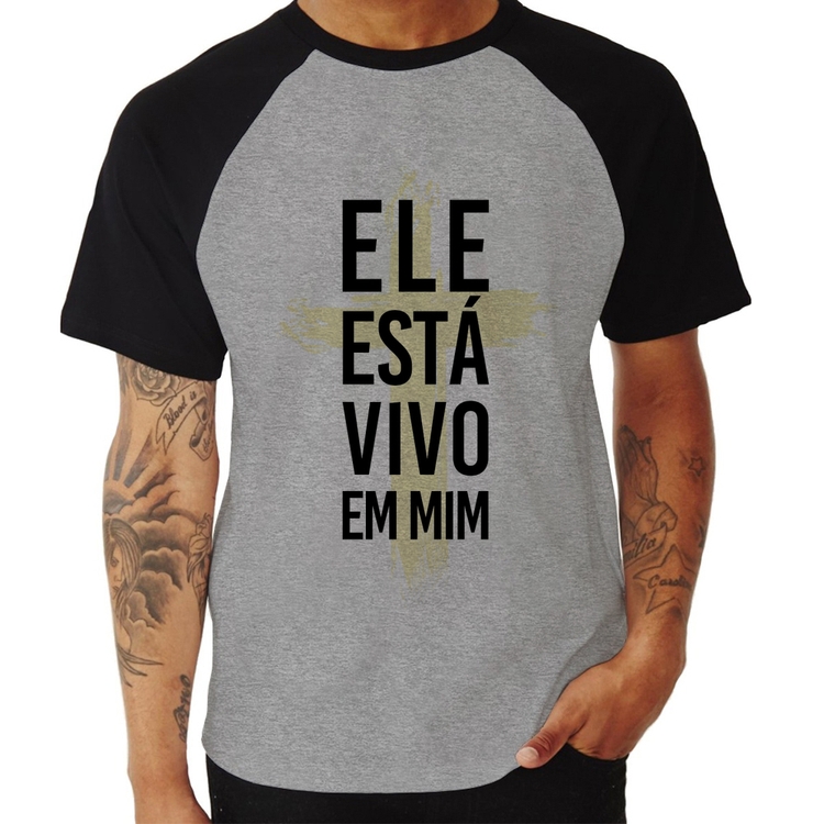 Camiseta Raglan Ele está vivo em mim - Cinza/Preto