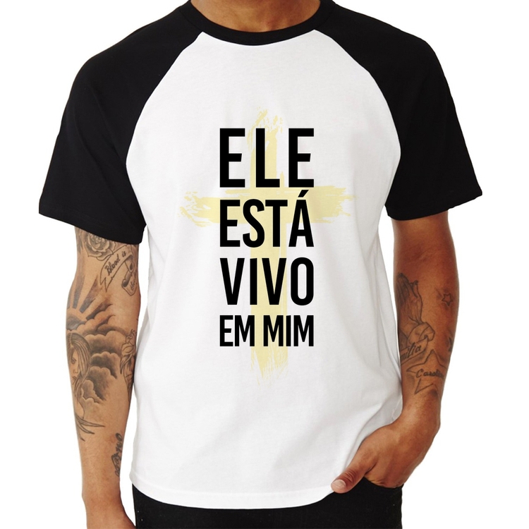 Camiseta Raglan Ele está vivo em mim