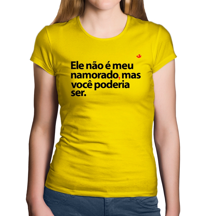 Baby Look Algodão Ele não é meu namorado, mas você poderia ser - Amarela