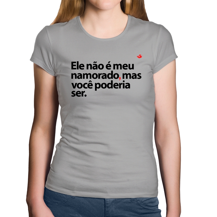 Baby Look Algodão Ele não é meu namorado, mas você poderia ser - Cinza