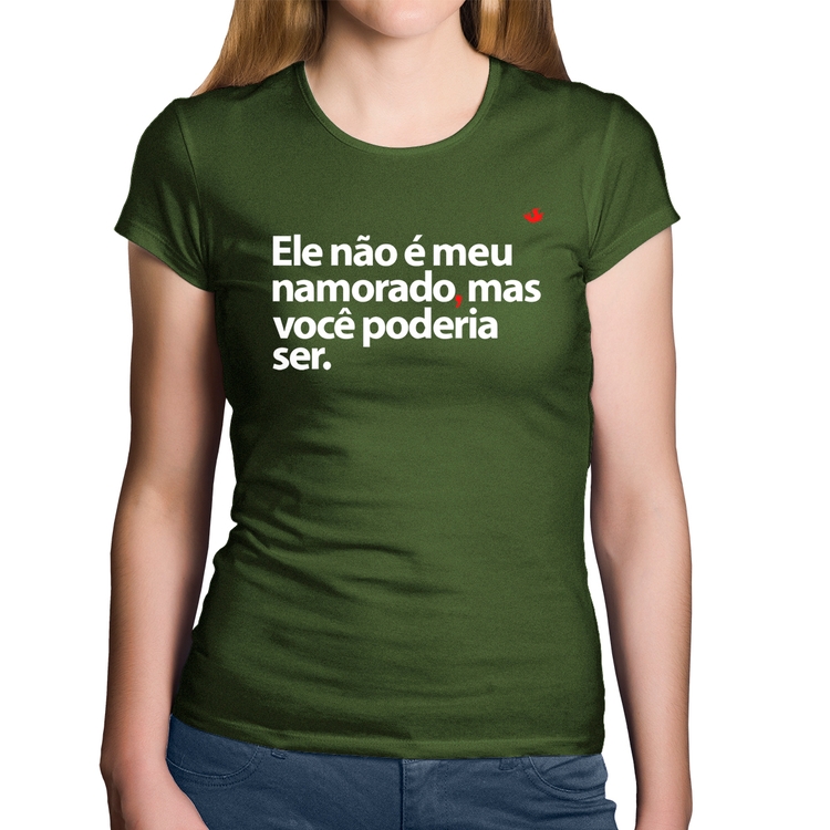 Baby Look Algodão Ele não é meu namorado, mas você poderia ser - Musgo