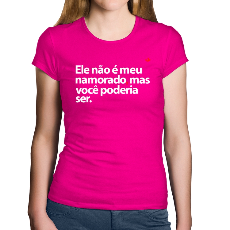 Baby Look Algodão Ele não é meu namorado, mas você poderia ser - Rosa