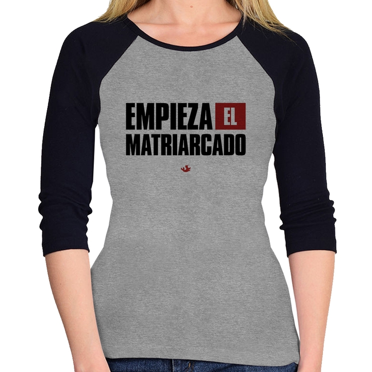 Baby Look Raglan ¡Empieza el matriarcado! Manga 3/4 - Cinza/Preto