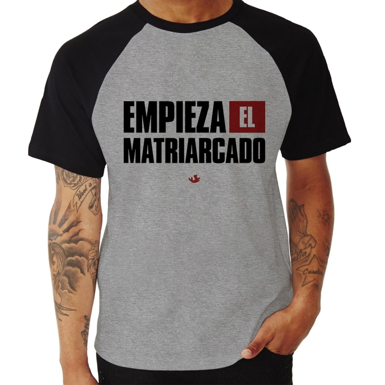 Camiseta Raglan ¡Empieza el matriarcado! - Cinza/Preto