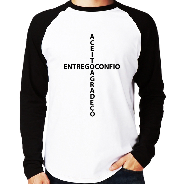 Camiseta Raglan Entrego, Confio, Aceito, Agradeço Manga Longa