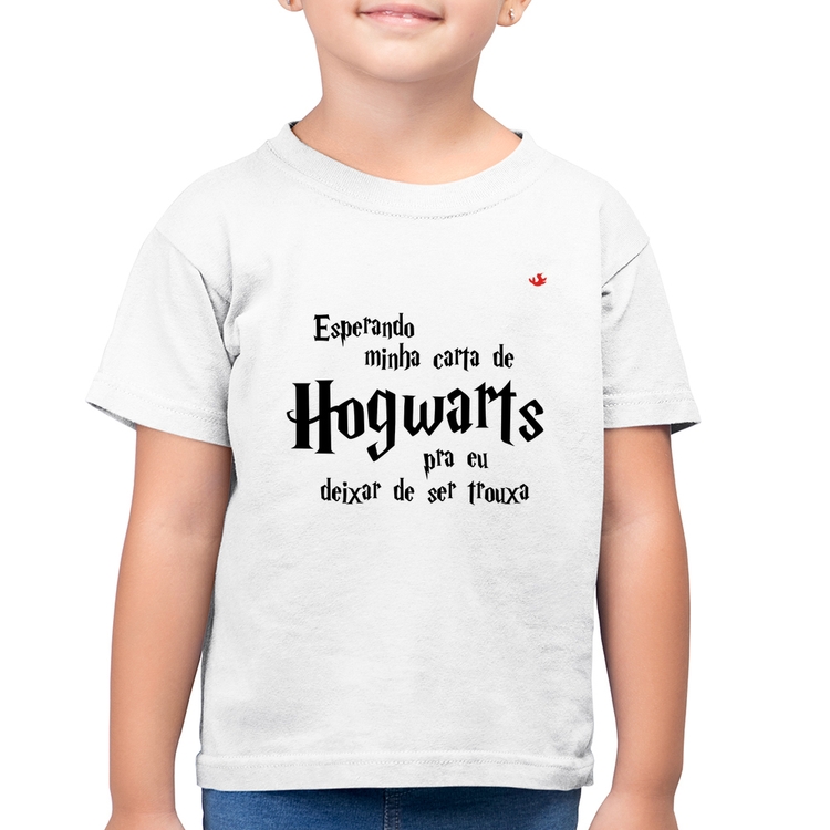 Camiseta Algodão Infantil Esperando minha carta de Hogwarts - Branca