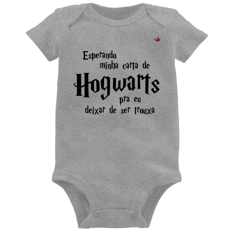 Body Bebê Esperando minha carta de Hogwarts - Cinza
