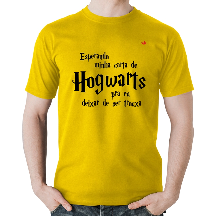 Camiseta Algodão Esperando minha carta de Hogwarts - Amarela