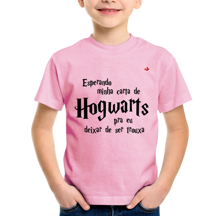 Camiseta Infantil Esperando minha carta de Hogwarts - Rosa Bebê