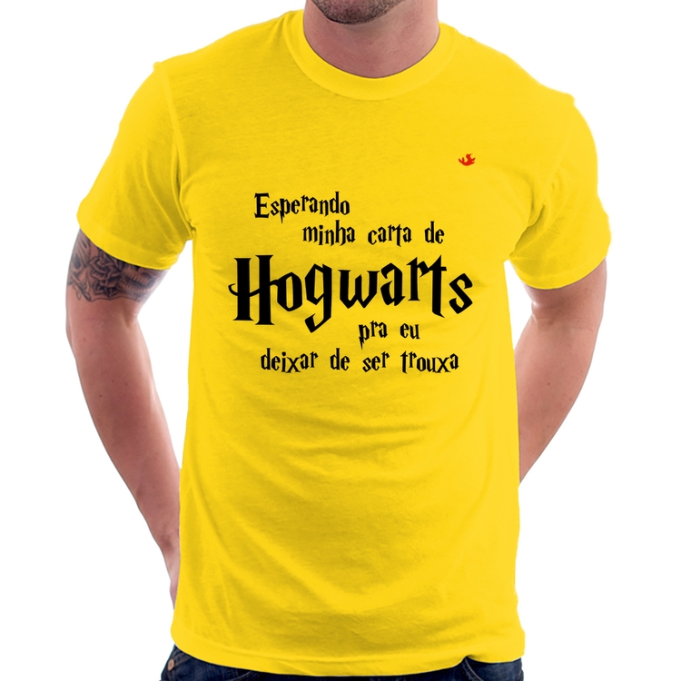 Camiseta Esperando minha carta de Hogwarts - Amarela
