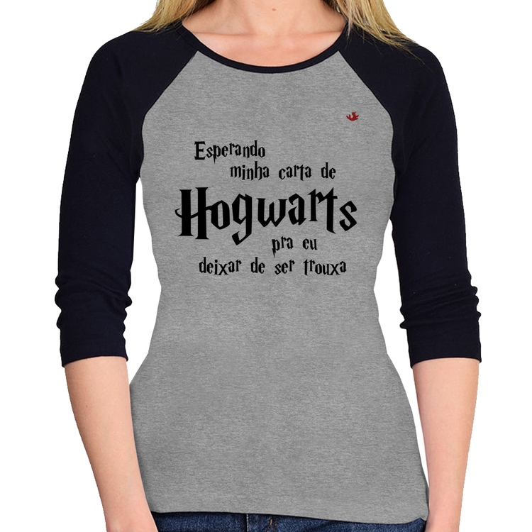 Baby Look Raglan Esperando minha carta de Hogwarts Manga 3/4 - Cinza/Preto
