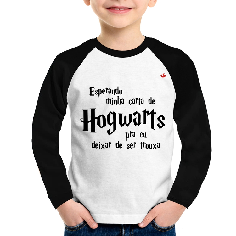 Camiseta Raglan Infantil Esperando minha carta de Hogwarts Manga Longa