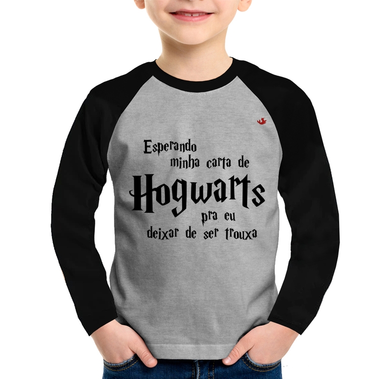 Camiseta Raglan Infantil Esperando minha carta de Hogwarts Manga Longa - Cinza/Preto