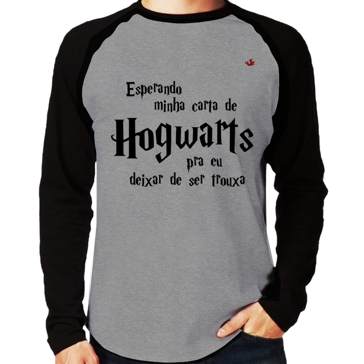 Camiseta Raglan Esperando minha carta de Hogwarts Manga Longa - Cinza/Preto
