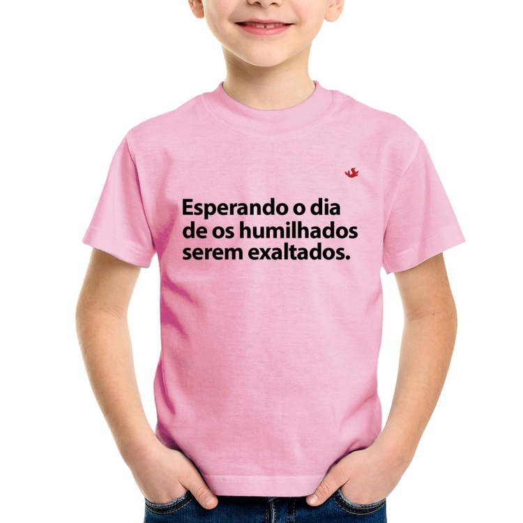 Camiseta Infantil Esperando o dia de os humilhados serem exaltados - Rosa Bebê
