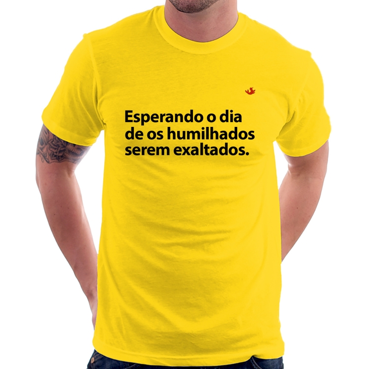 Camiseta Esperando o dia de os humilhados serem exaltados - Amarela