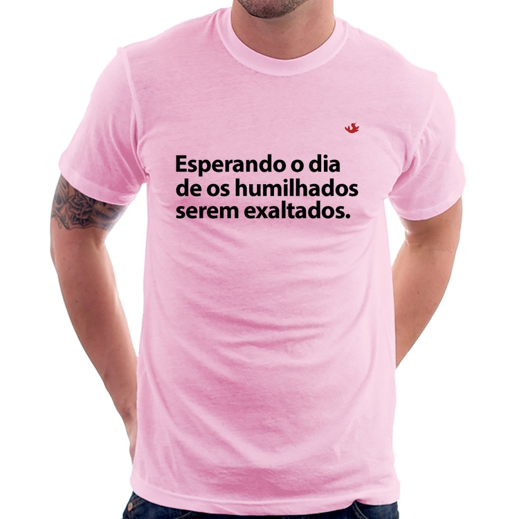 Camiseta Esperando o dia de os humilhados serem exaltados - Rosa Bebê