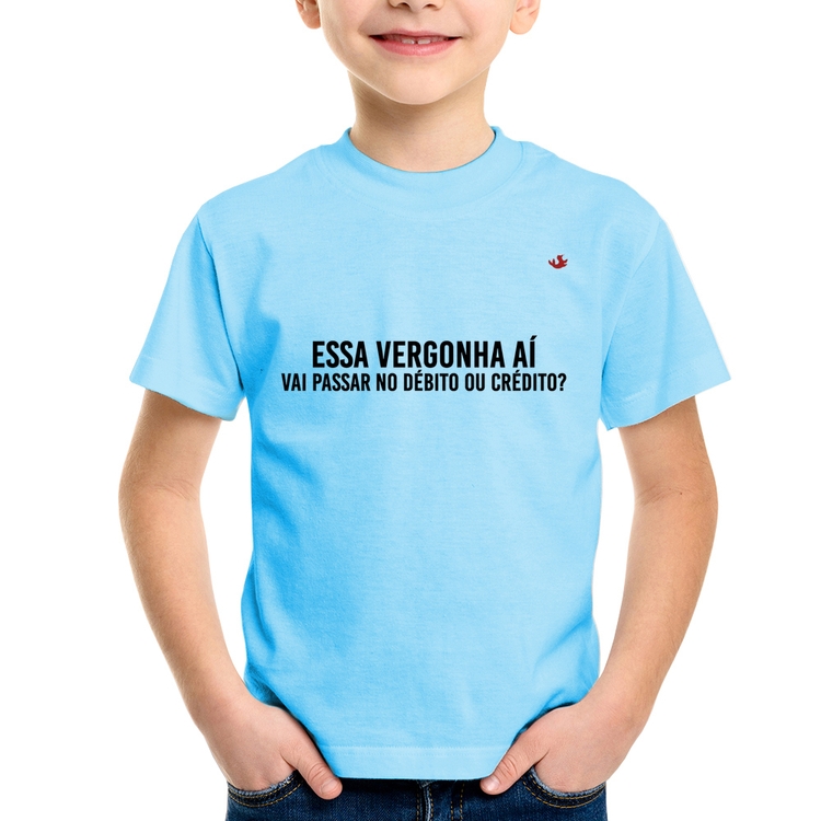 Camiseta Infantil Essa vergonha aí, vai passar no débito ou crédito? - Azul Bebê