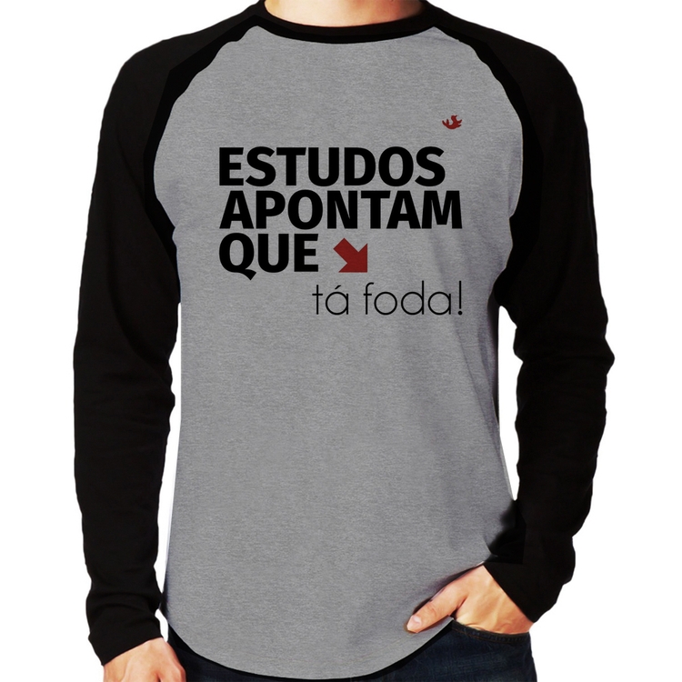 Camiseta Raglan Estudos apontam que: tá foda! Manga Longa - Cinza/Preto