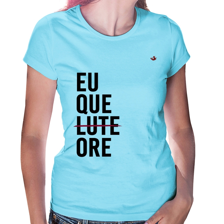 Baby Look Eu que ore - Azul Bebê