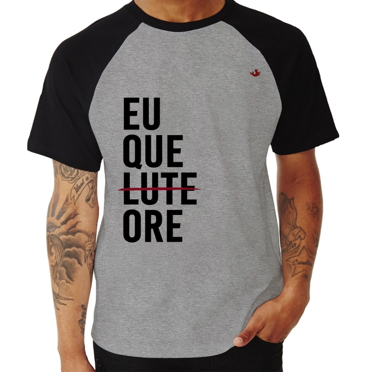 Camiseta Raglan Eu que ore - Cinza/Preto
