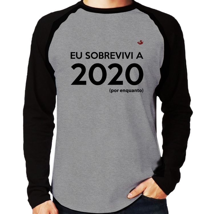Camiseta Raglan Eu sobrevivi a 2020 (por enquanto) Manga Longa - Cinza/Preto