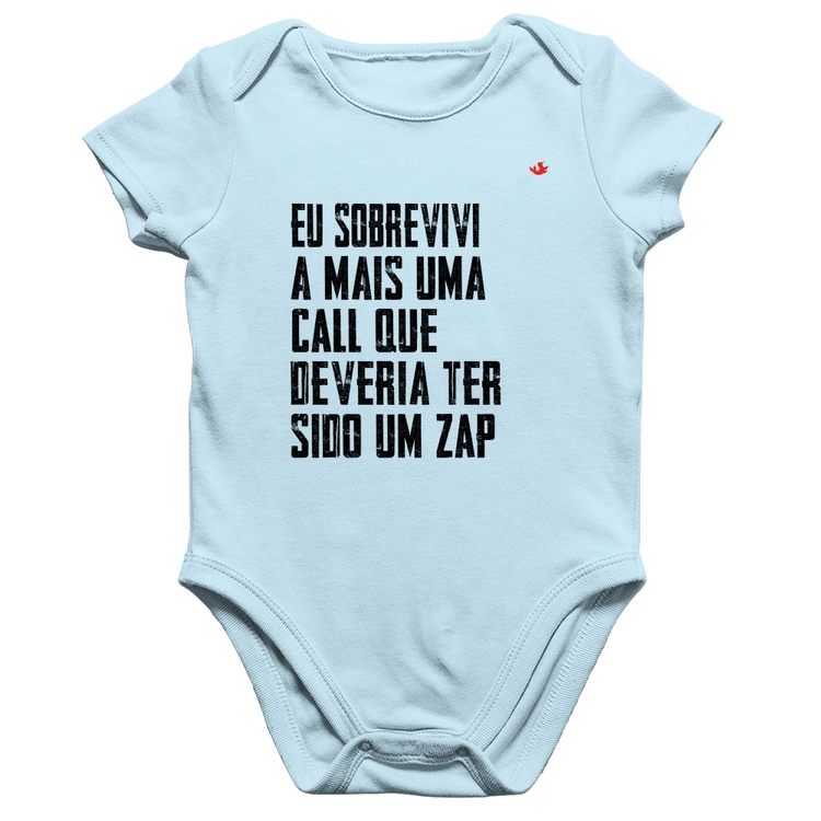 Body Bebê Algodão Eu sobrevivi a mais uma call que deveria ter sido um zap - Azul Bebê