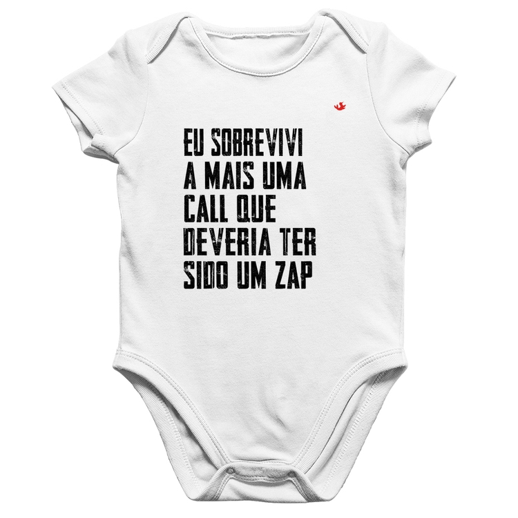 Body Bebê Algodão Eu sobrevivi a mais uma call que deveria ter sido um zap - Branco