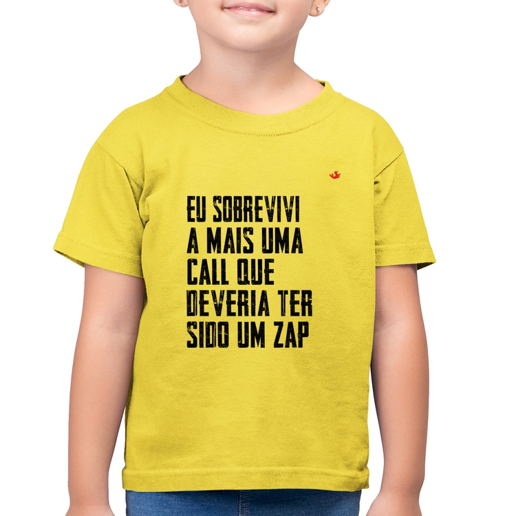 Camiseta Algodão Infantil Eu sobrevivi a mais uma call que deveria ter sido um zap - Amarelo Canário